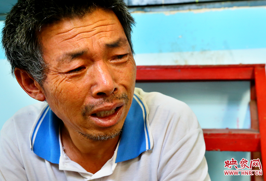 當醫(yī)生告知大龍手術成功的時候，爺爺忍不住哭了起來