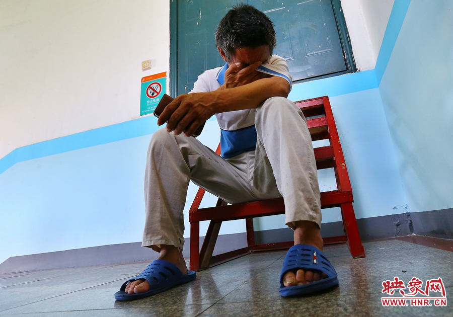 爺爺通過電話告知守護小龍的奶奶，大龍手術成功后喜極而泣