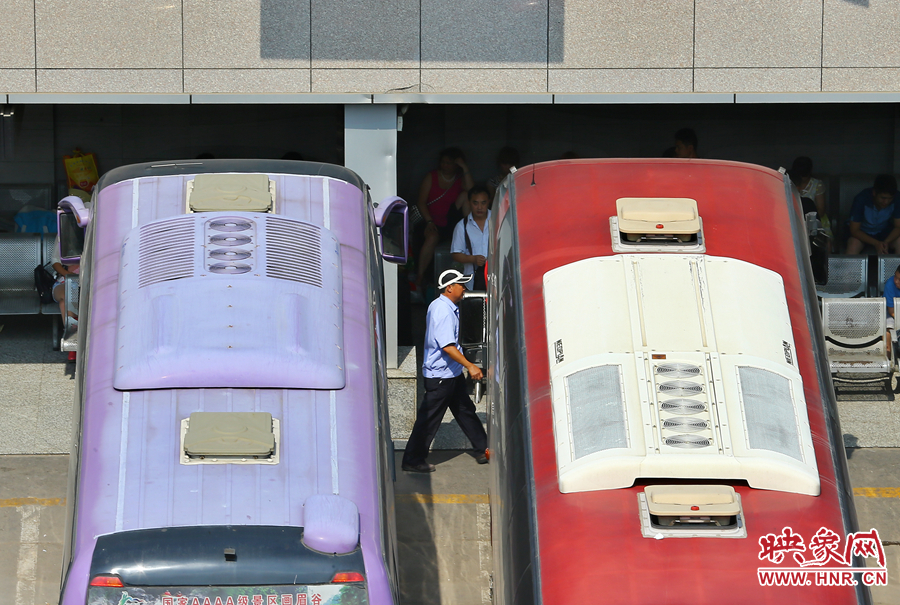 調(diào)度員的身影，在客車間不停穿梭