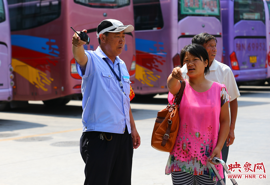 指揮調(diào)度期間，不停的有乘客咨詢乘車問題，調(diào)度員都是耐心的給他們解答