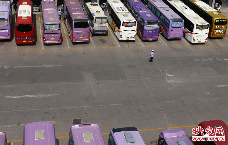 在不大的車站內(nèi)，幾十輛客車不停運(yùn)轉(zhuǎn)的發(fā)動(dòng)機(jī)，使得場(chǎng)站內(nèi)溫度居高不下