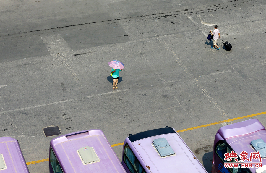 酷暑的陽(yáng)光，常常曬化車站內(nèi)地面的瀝青，乘車的旅客都是匆匆而過(guò)，不愿過(guò)多停留。