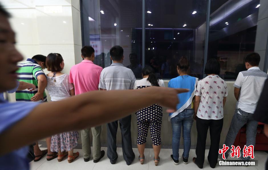 7月24日晚,南京警方將抓獲的以福建、江西、河南、湖北、黑龍江等多個外省市的涉及傳銷人員集中帶回。