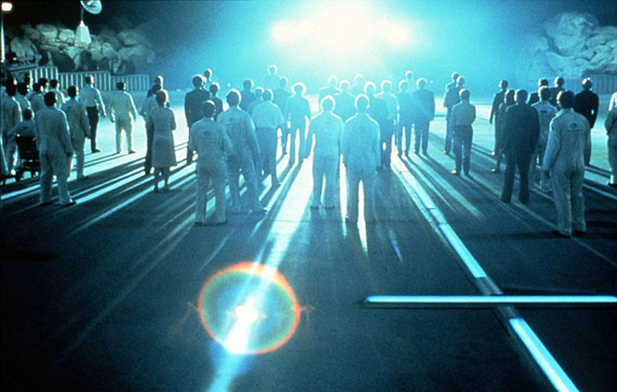 攝影師拍攝到的圖片看上去像科幻電影《第三類接觸》中外星人登陸地球的畫面。