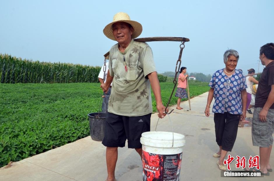 每天排隊(duì)取水，廢水循環(huán)使用已成為該村老少的生活習(xí)慣。