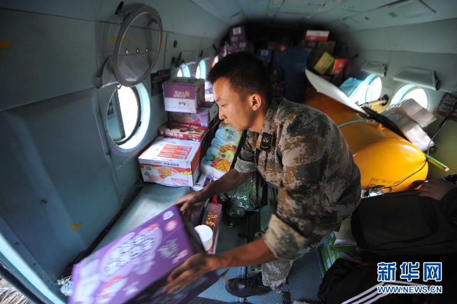  8月5日，在魯?shù)榭h龍頭山鎮(zhèn)，部隊官兵從直升機上卸載救災(zāi)物資。