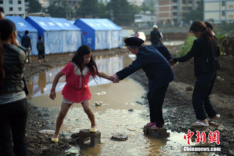 2014年8月6日，云南魯?shù)辇堫^山災(zāi)區(qū)，民眾暫居帳篷。