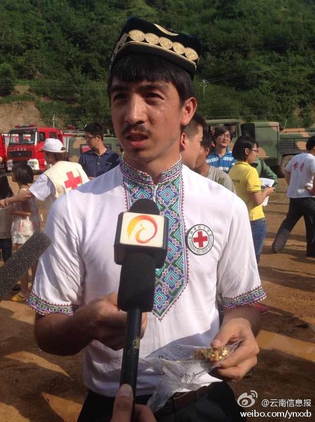 “切糕王子”阿迪力帶著他1萬斤的切糕自長沙抵達了龍頭山鎮(zhèn)。