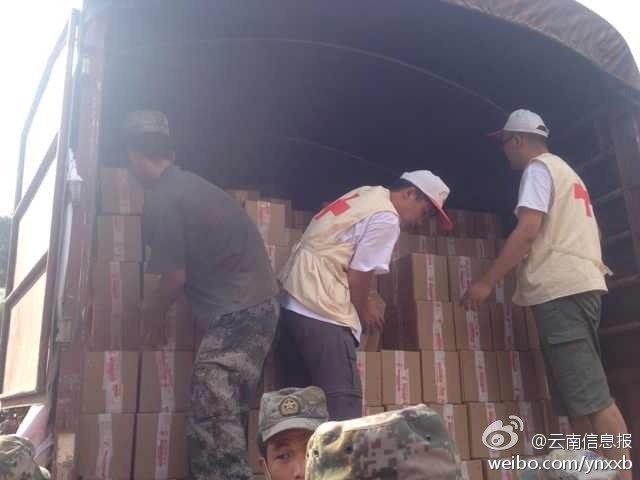 第14集團軍官兵協(xié)助阿迪力將1100余箱切糕從貨車上卸下。