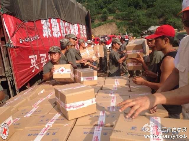 第14集團軍官兵協(xié)助阿迪力將1100余箱切糕從貨車上卸下。