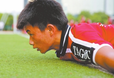 　南京天氣炎熱，地表溫度有時(shí)達(dá)到40℃以上，烈日下孩子們的衣服濕了又干、干了又濕。