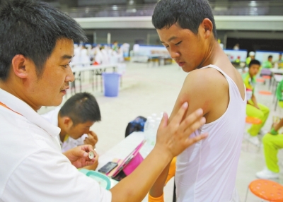 　南京天氣炎熱，地表溫度有時(shí)達(dá)到40℃以上，烈日下孩子們的衣服濕了又干、干了又濕。