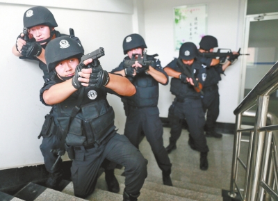 進(jìn)入樓道后，特警開(kāi)始地毯式搜索。