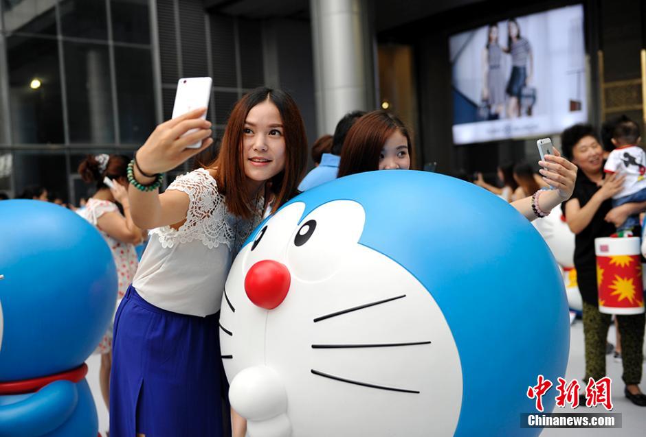 圖為成都民眾與哆啦A夢合影留念。