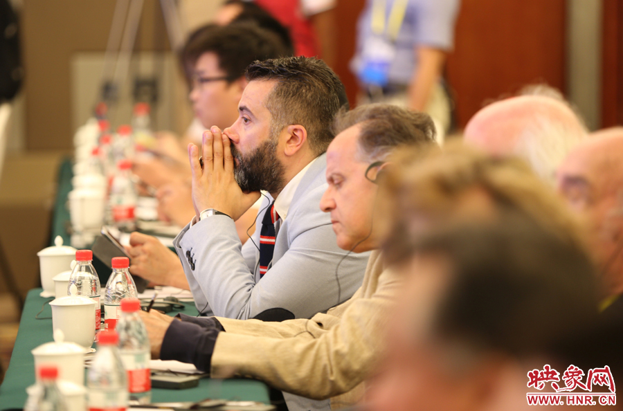 認(rèn)真聽講的外國嘉賓。