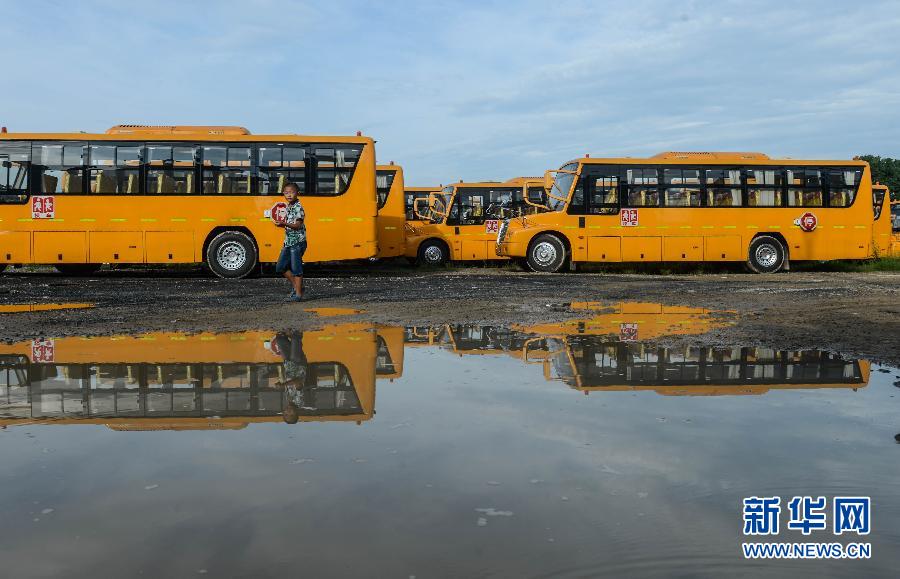 8月29日，溫嶺市城西街道芷勝莊村一名小男孩從閑置的校車邊走過。