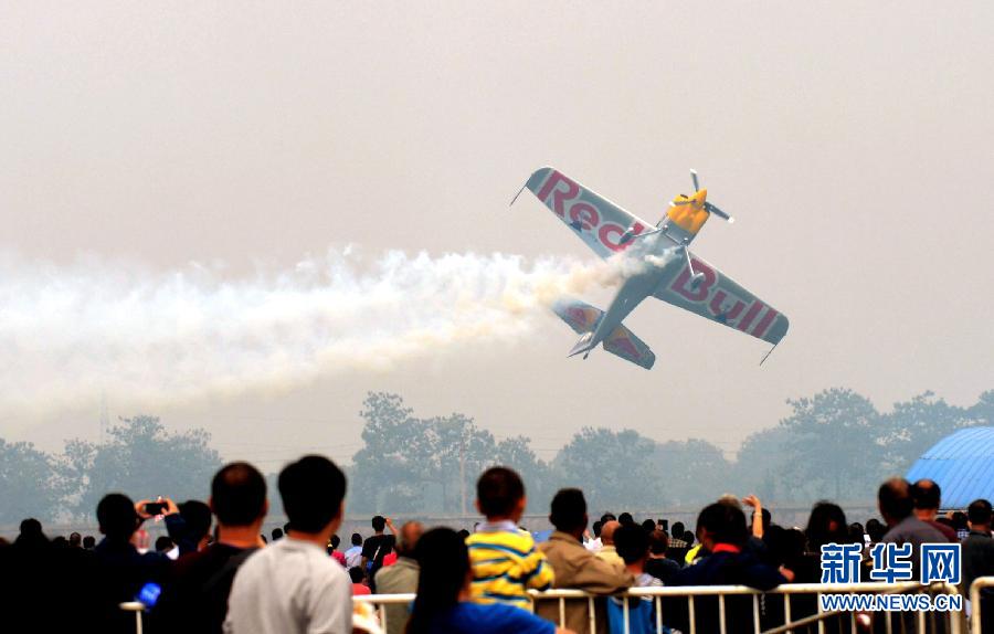 　9月13日，特技隊(duì)員在進(jìn)行空中飛行表演。