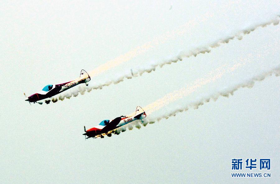 9月13日，特技隊(duì)員在進(jìn)行空中飛行表演。