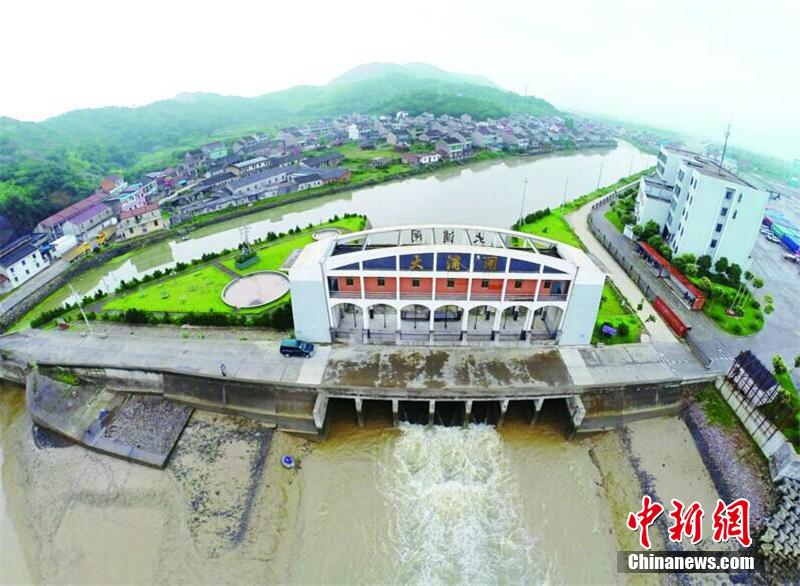 臺(tái)風(fēng)“鳳凰”登陸浙江 狂風(fēng)掀起巨浪