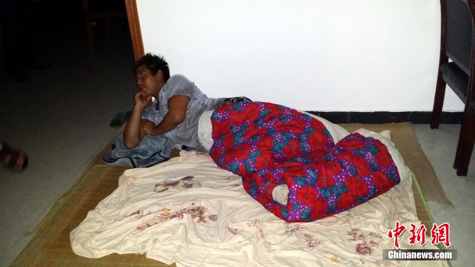 9月22日晚，在象山高塘島鄉(xiāng)的烏巖頭村的農(nóng)民安置點(diǎn)里，70多名外來(lái)務(wù)工人員正在休息。