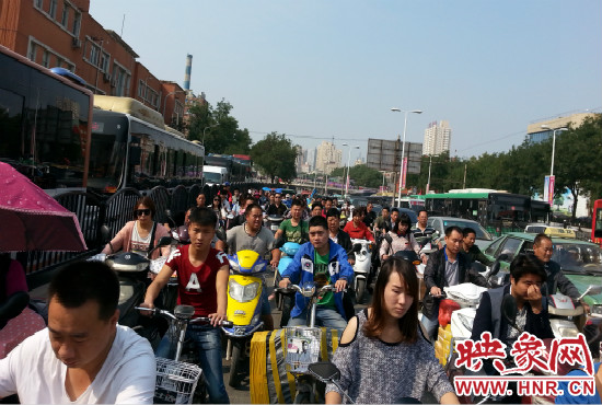 在一些易堵路段車輛仍然“寸步難行”。