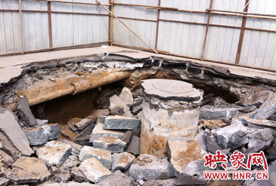 此次路面塌陷的直徑約為3米，深度有2米左右，坑內(nèi)布滿了碎石，路面下方20厘米左右。