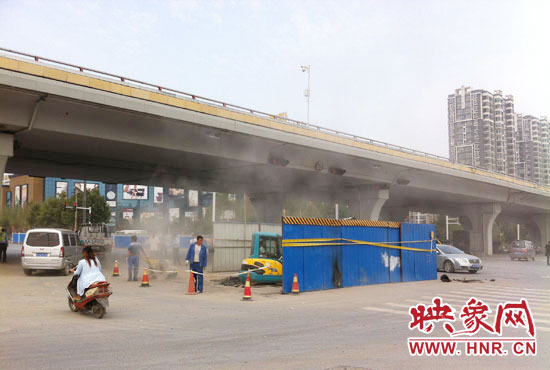 施工單位對塌陷處進行路面切割，造成路面塵土飛揚。