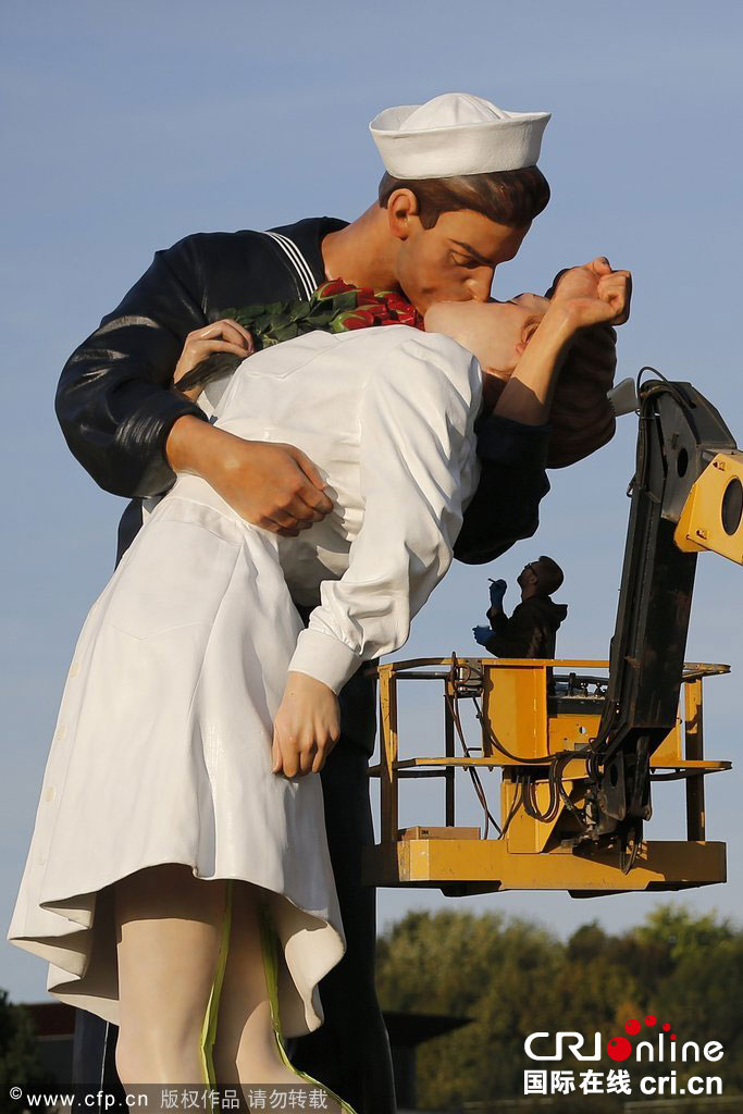 法國街頭布置“勝利之吻”雕塑 紀念二戰(zhàn)勝利