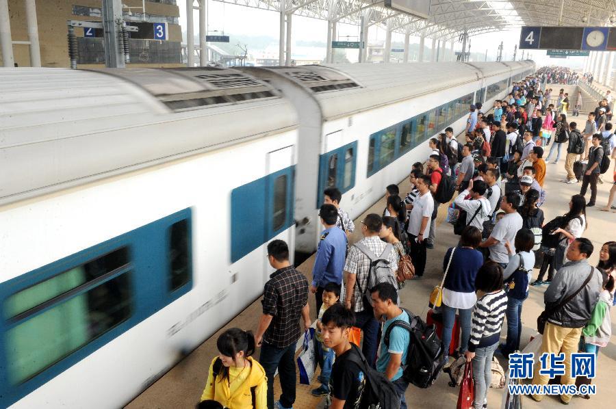 10月6日，在安徽銅陵火車站，大批旅客在站臺上等候乘車。