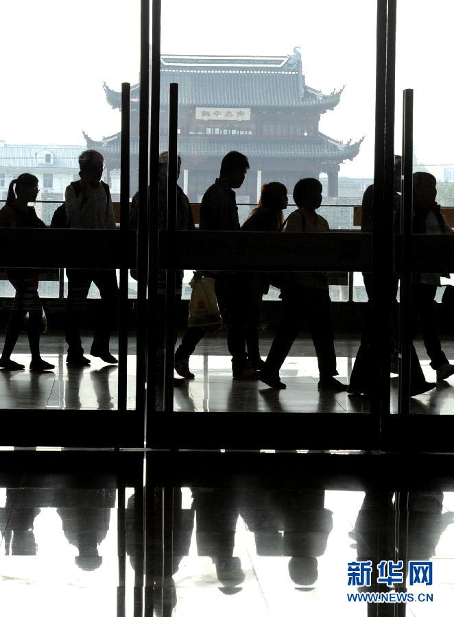 10月6日，旅客排隊進入蘇州火車站二樓候車大廳。