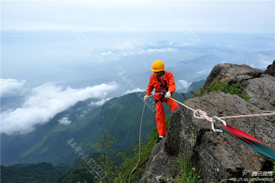 10月5日，峨眉山景區(qū)清潔工彭文才下到巖壁清理游客丟棄的垃圾。