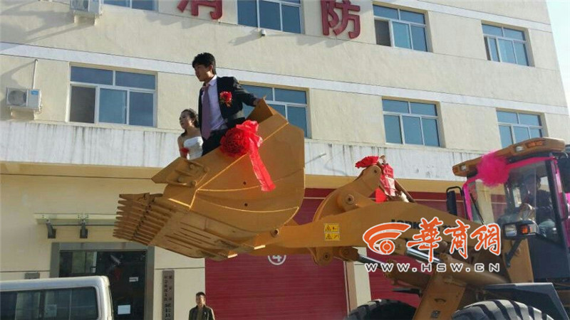 陜西小伙開8臺裝載機(jī)接新娘。