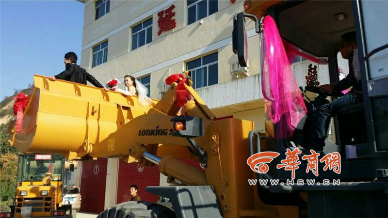 陜西小伙開8臺裝載機(jī)接新娘。