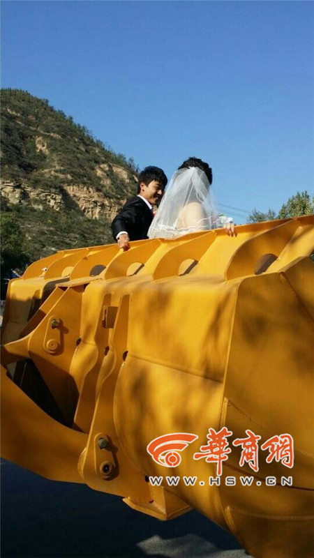 陜西小伙開8臺裝載機(jī)接新娘。