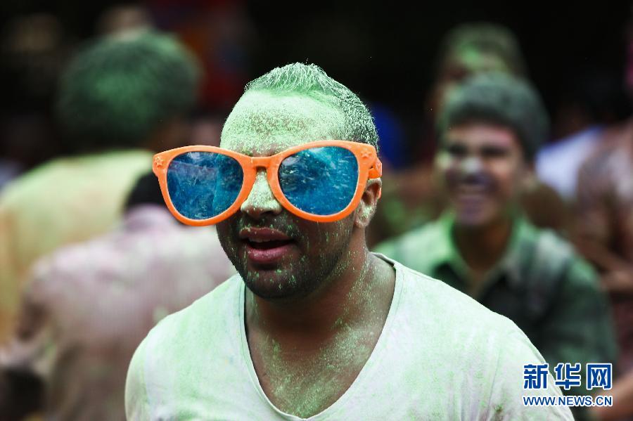 10月16日，在埃及首都開羅，一名男青年在“彩色跑”活動(dòng)中奔跑。