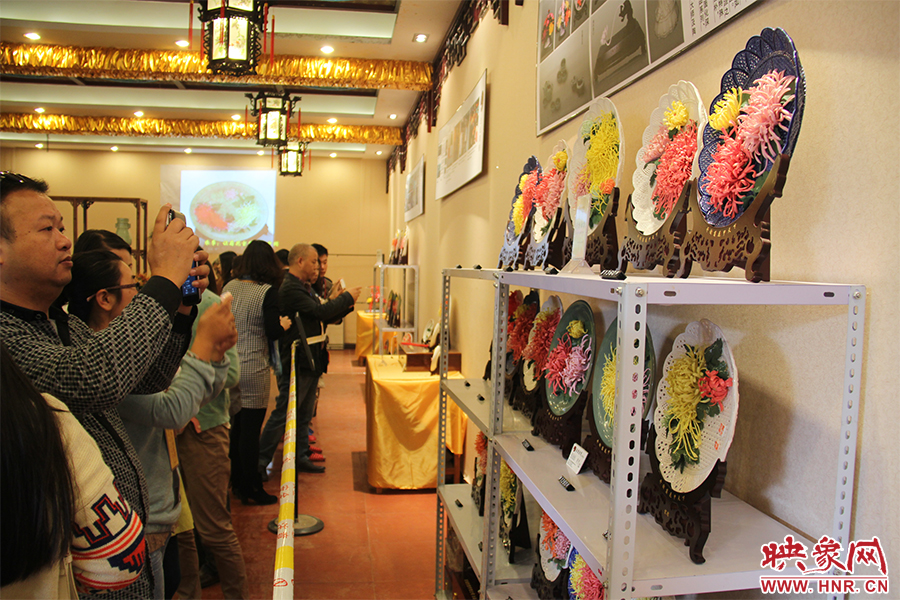 菊花官瓷吸引大家關(guān)注。