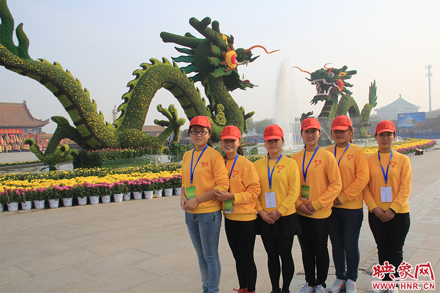 菊花文化節(jié)的志愿者們。