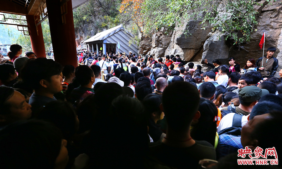 不到百米的碼頭上，等待上船的幾百名游客擁擠在一起