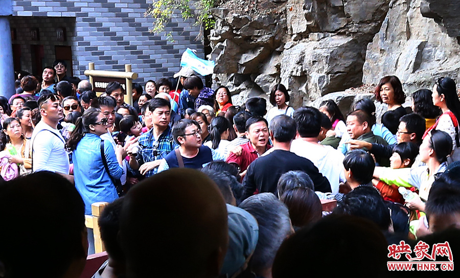 候船碼頭上，游客由于擁擠發(fā)生摩擦沖突