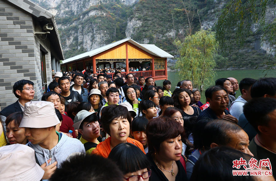 等待上船的碼頭上，游人擁擠不動(dòng)