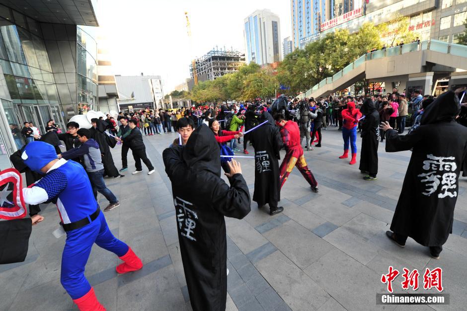 “復(fù)仇者聯(lián)盟”與人類共戰(zhàn)“異形”霧霾軍團