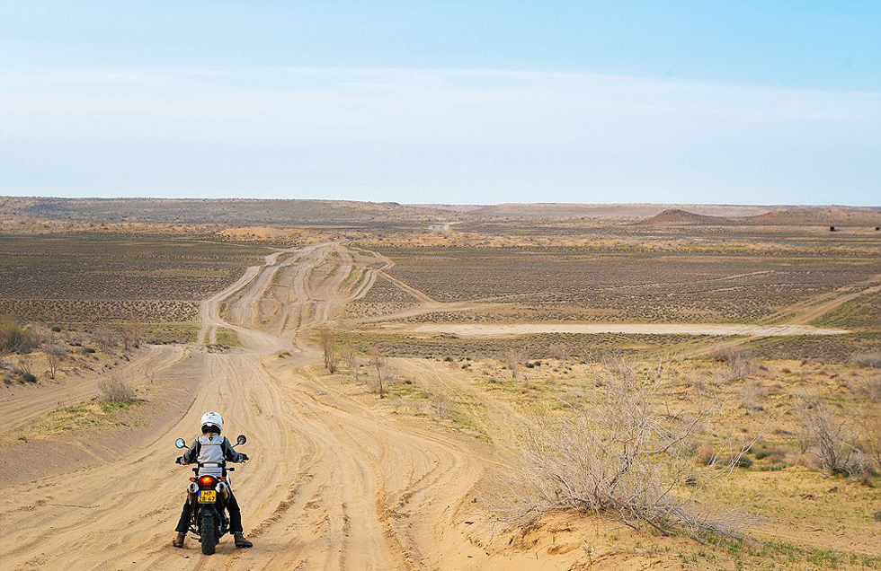 在3個月中，夫婦倆從阿姆斯特丹到達蒙古，途中經(jīng)過16個國家。