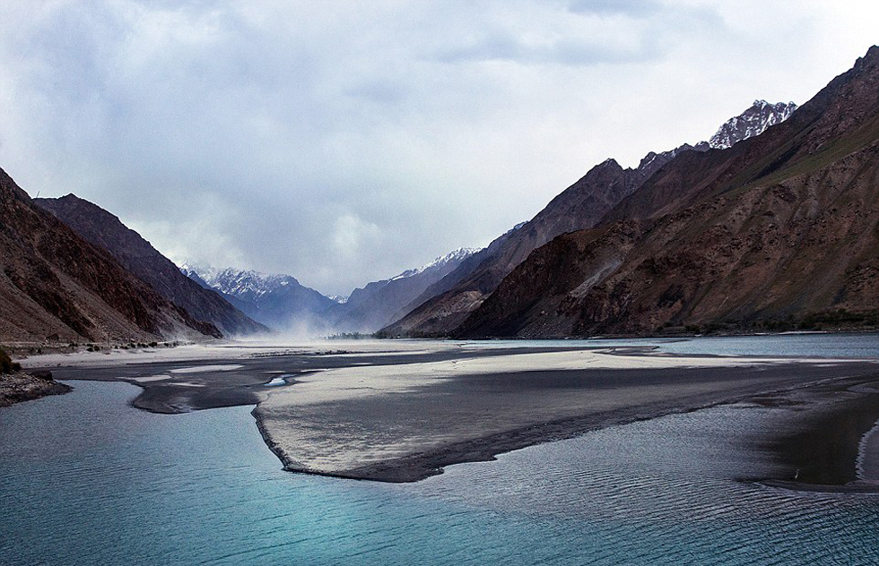 夫婦倆穿越東歐到達亞洲，沿途拍攝到許多美景。