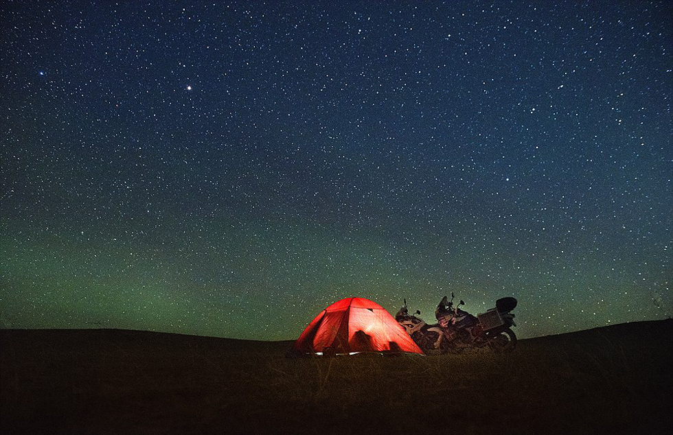 他們曾遭遇沙塵暴和嚴寒，且數(shù)天無法洗澡。