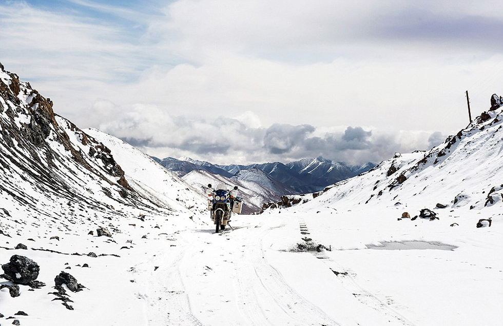 圖為塔吉克斯坦4600米高的山峰上。（網(wǎng)頁截圖）