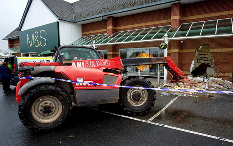 劫匪用偷來的挖掘機(jī)砸穿伍斯特郡莫爾文Marks &Spencer連鎖店的圍墻 劫匪用偷來的挖掘機(jī)砸穿伍斯特郡莫爾文Marks &Spencer連鎖店的圍墻