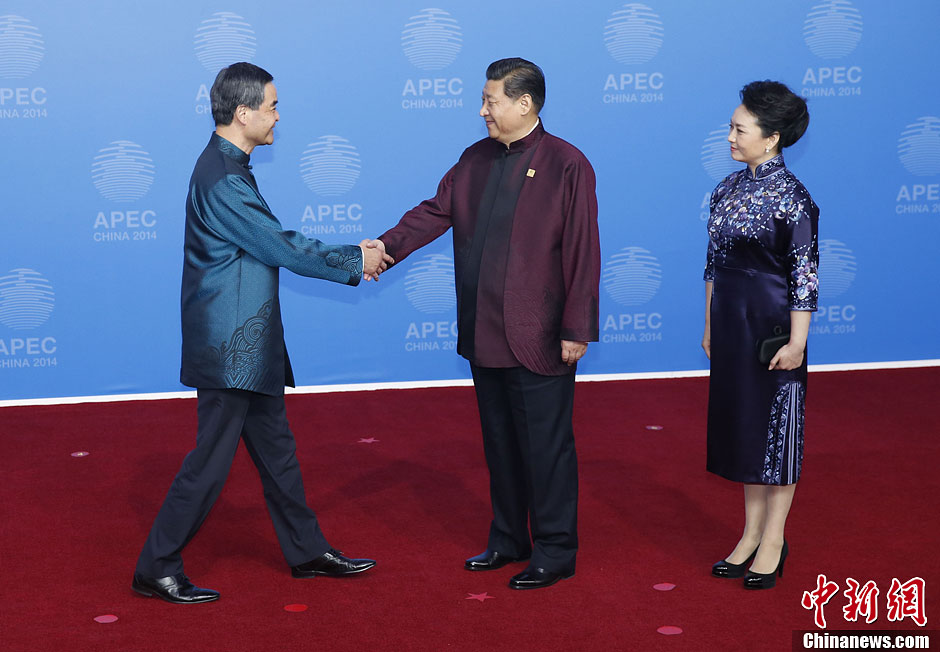 圖為習近平夫婦歡迎中國香港特別行政區(qū)行政長官梁振英。中新社發(fā) 杜洋 攝