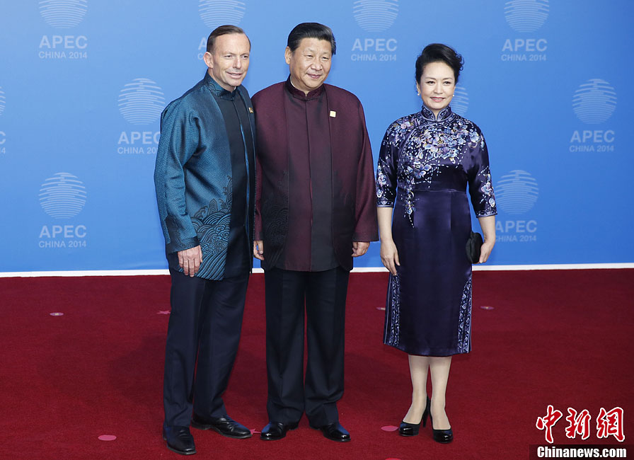 圖為習近平夫婦歡迎澳大利亞總理阿博特。中新社發(fā) 杜洋 攝