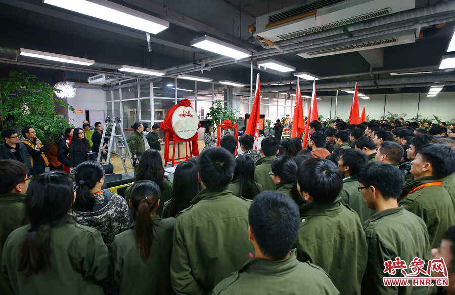 “雙十一”零點到來前，電商的負責人為一線員工鼓勁加油