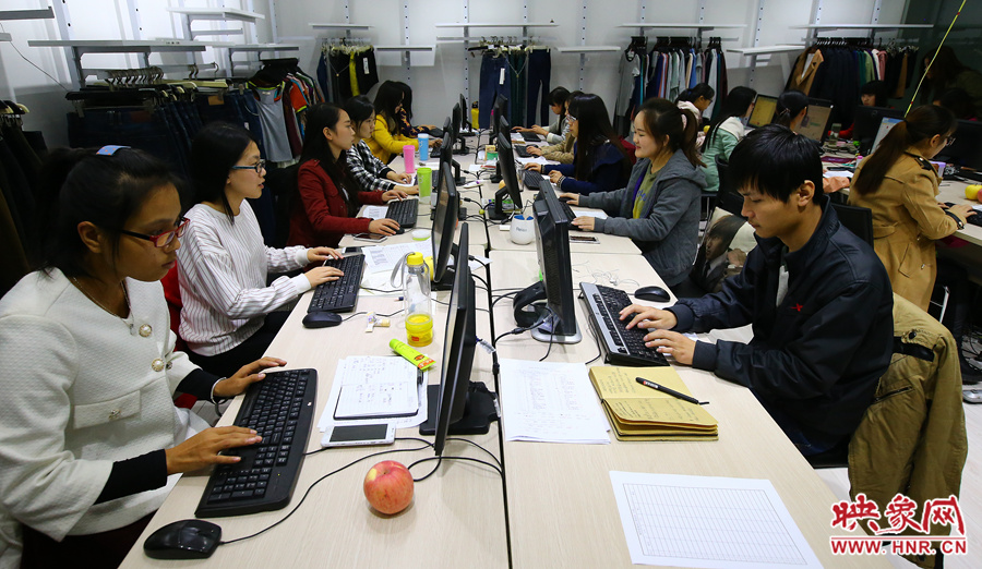 深夜中，忙碌的客服